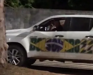 Motorista de caminhonete exibe arma para estudantes durante manifestação pró-Lula
