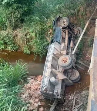 Caminhão carregado de tijolos cai de ponte no bairro Paixão de Cristo, em Altamira