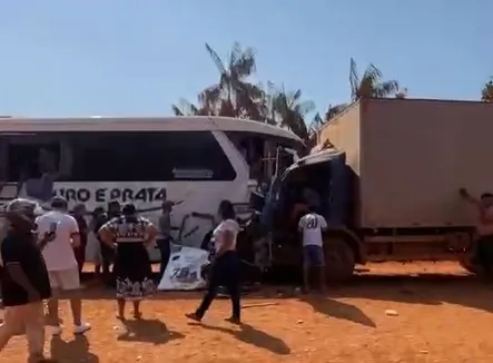 Colisão entre ônibus e caminhão deixa pelo menos oito feridos na Transamazônica, em Medicilândia